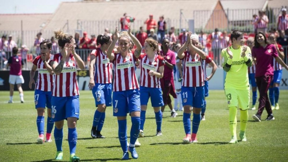 Las jugadoras del Atlético de Madrid celebran el título de Liga.-LUCA PIERGIOVANI
