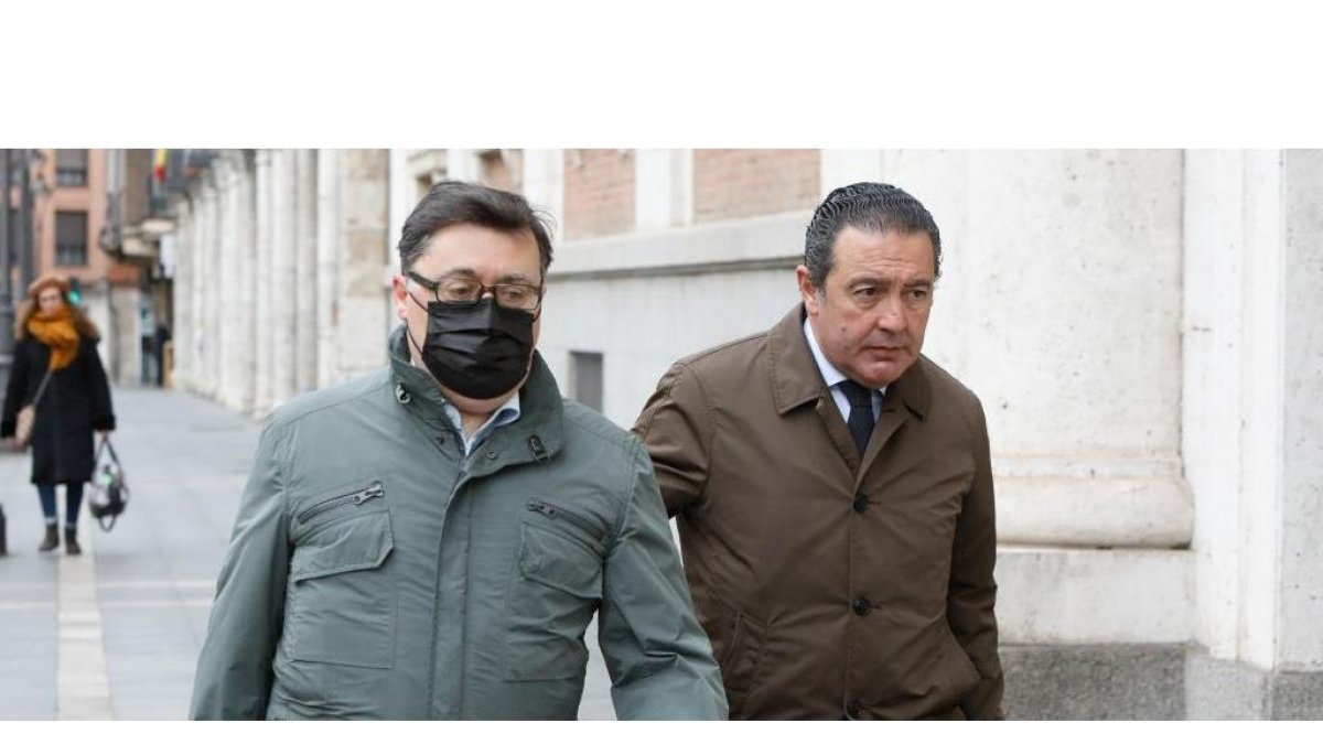 Rafael Delgado junto a su abogado entrando a la Audiencia.- J.M.LOSTAU