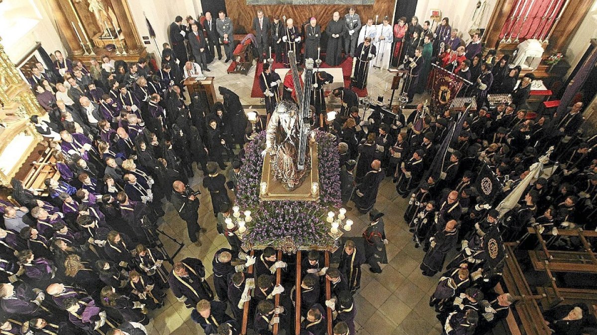 Procesiones de Semana Santa. Horizontal. Via Crucis de la Cofradía Penitencial de Nuestro Padre Jesús Nazareno, en el interior de la Iglesia de Jesús por la lluvia.