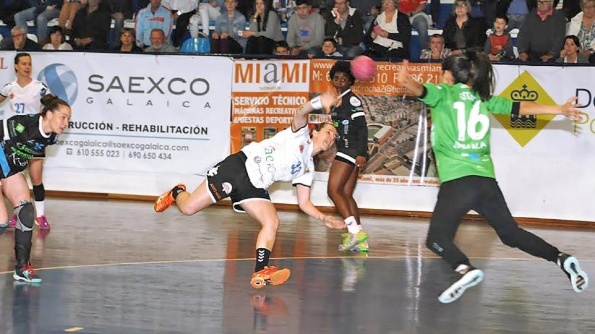 Patricia Macías lanza en el partido disputado ayer frente al Atlético Guardés.-VALENTÍN G. GARIBAY