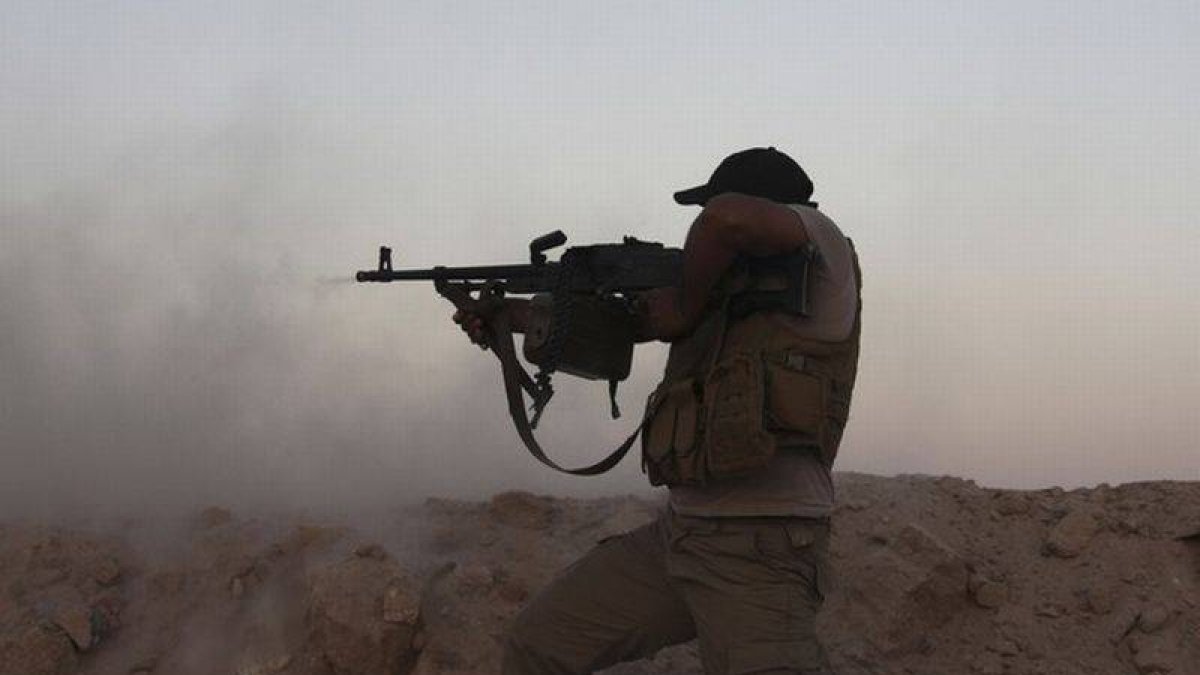 Un voluntario chií se enfrenta a combatientes del Estado Islámico, el pasado 8 de septiembre en Tikrit (Irak).-Foto: REUTERS