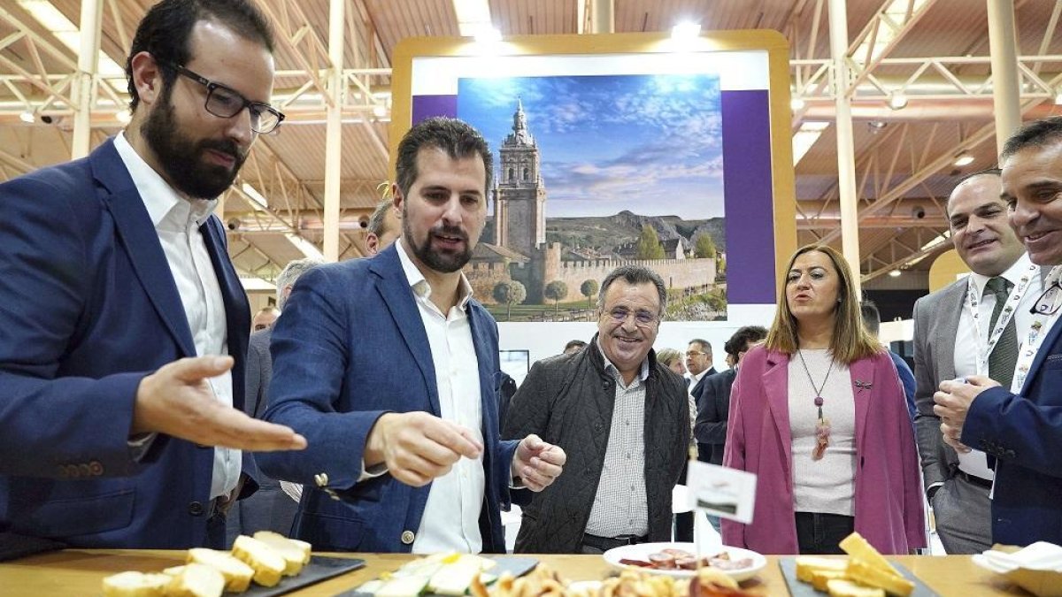 Luis Tudanca recorre Intur junto a Virginia Barcones, entre otros.-ICAL