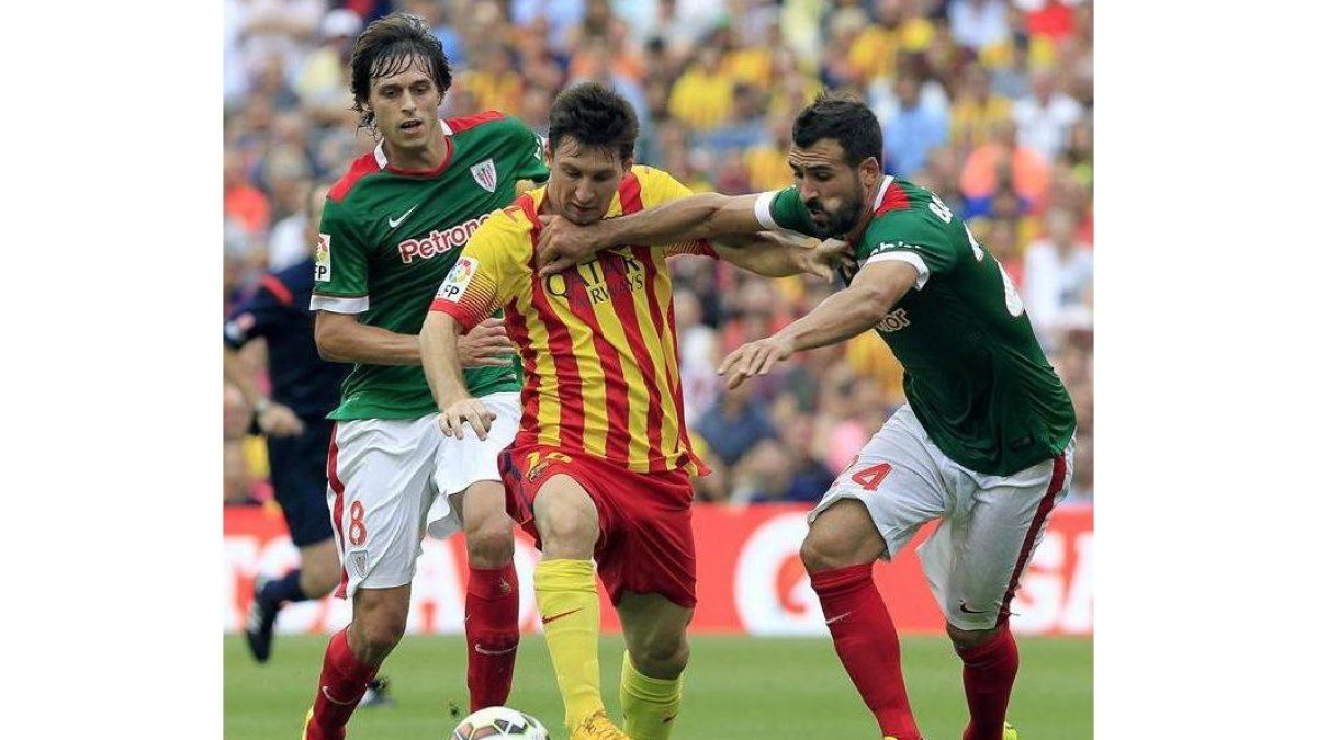 Messi se va de Laporte y Balenziaga.-EFE