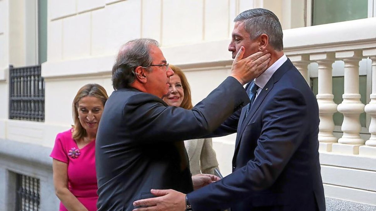 Juan Vicente Herrera saluda afectuosamente a José Vicente de los Mozos, en presencia de Ana Pastor y Mariluz Barrientos.-RAQUEL P. VIECO