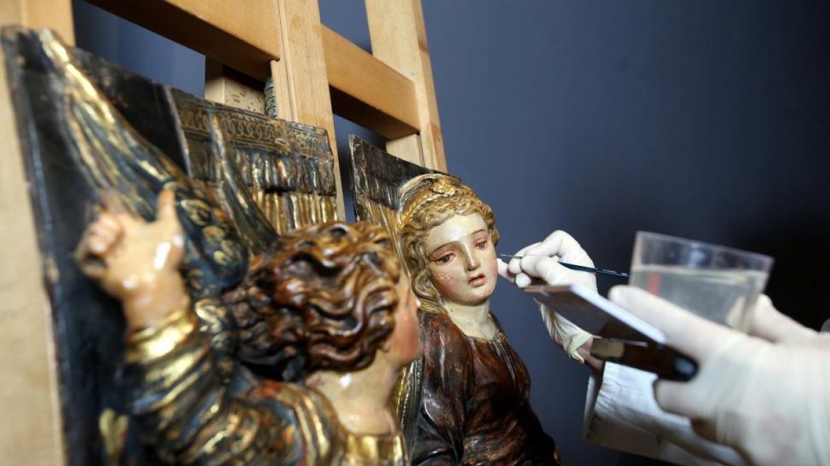 La restauradora Carmen Wattemberg con una de las piezas que se mostrarán en la exposición que la institución dedicara a Alonso Berruguete.-ICAL