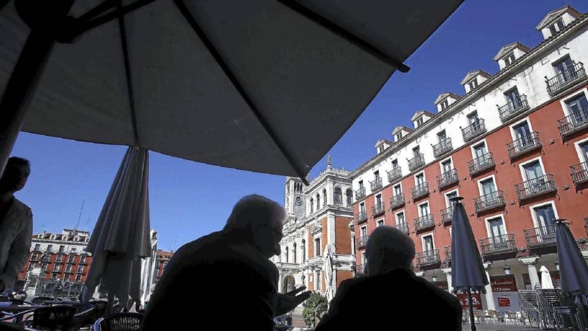 Taher y Yusuf sentados en una terraza de la Plaza Mayor.-ICAL