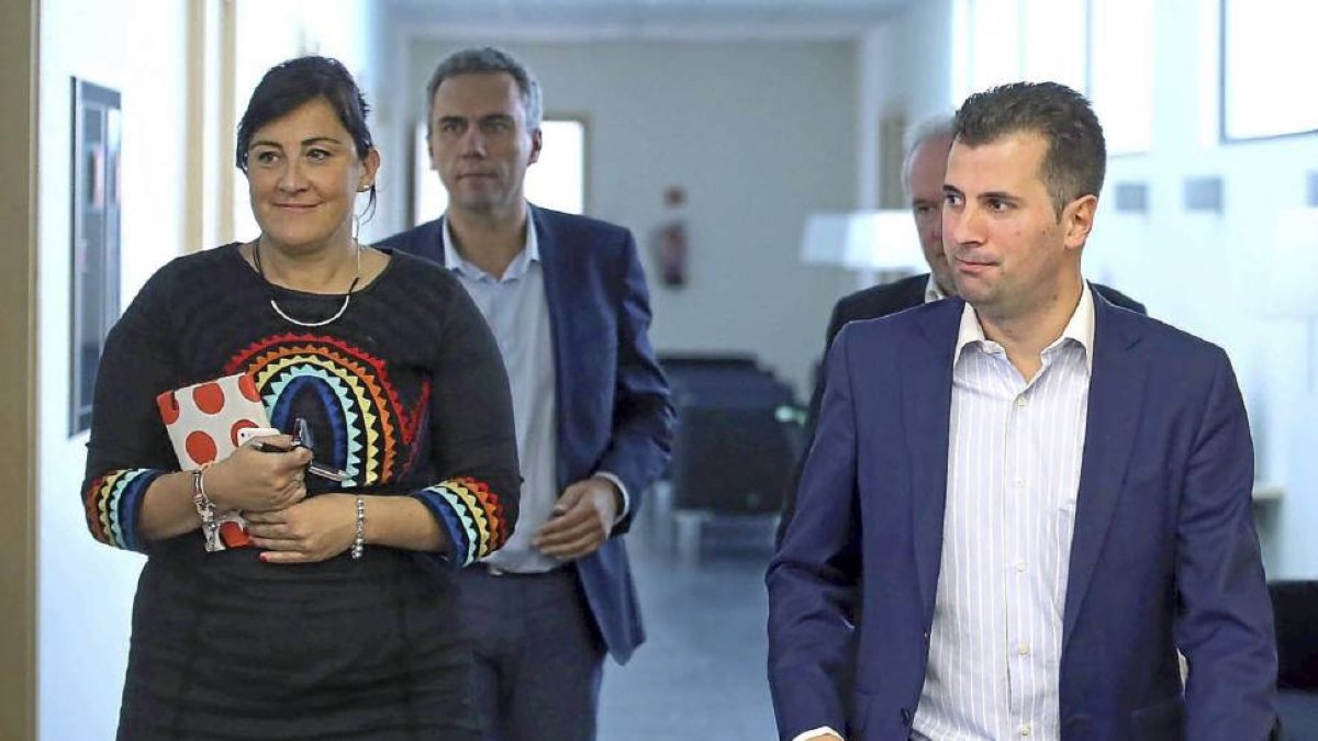 Javier Izquierdo acompaña a Luis Tudanca tras la reunión con la dirección del grupo socialista.-Ical