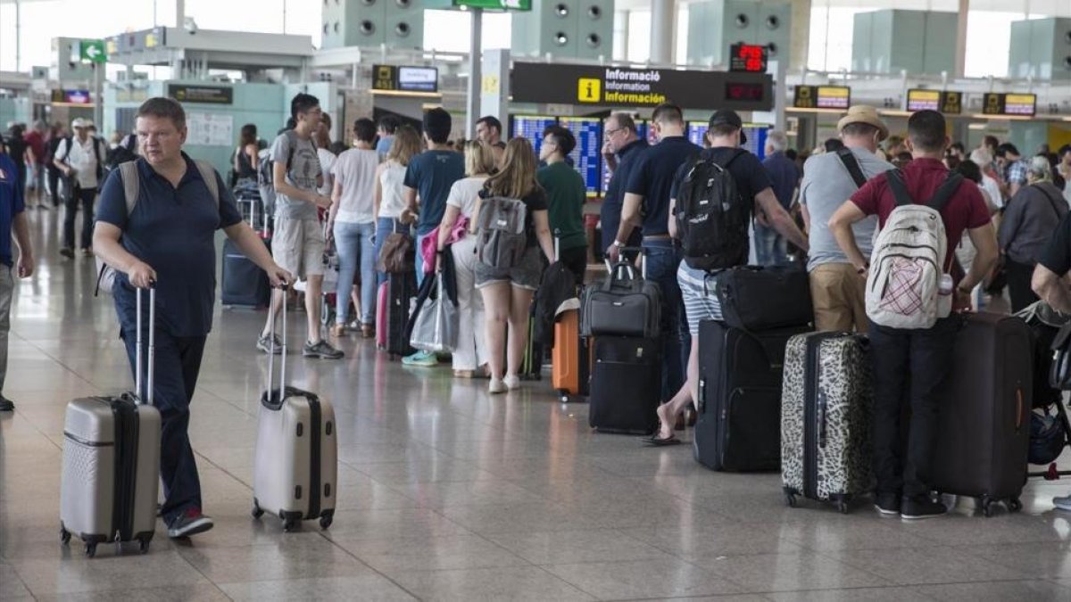 Colas en el aeropuerto de El Prat, en una imagen de archivo.-JOSEP GARCIA