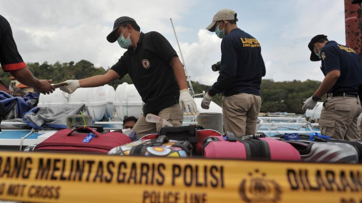 La policía filipina examina el barco donde se produjo la explosión.-ANTARA FOTO / REUTERS
