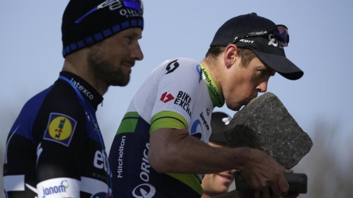Mathew Hayman besa el adoquín que recibe el ganador de la París-Roubaix ante Tom Boonen, segundo clasificado.-AFP