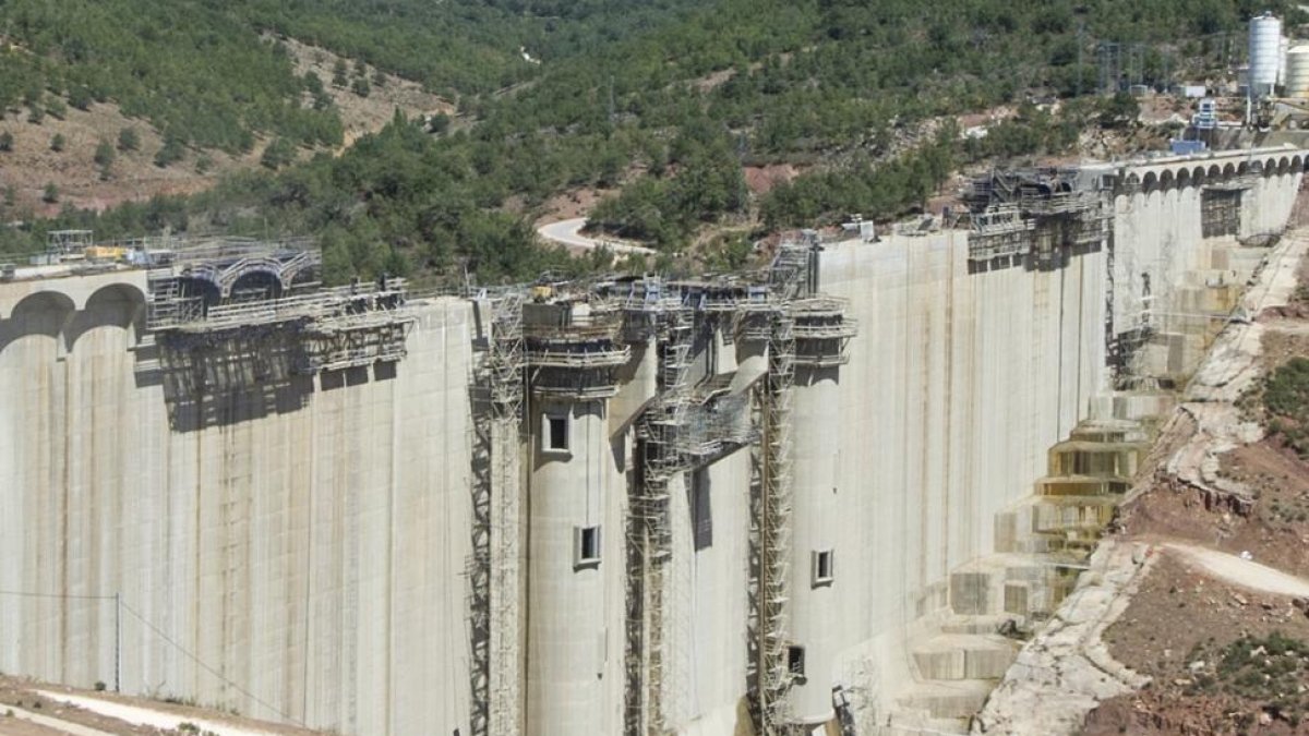 La parte posterior del cuerpo de la presa, la que quedará sumergida bajo las aguas del embalse.-ISRAEL L. MURILLO