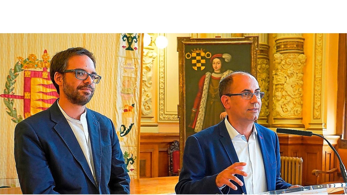 El gerente de Auvasa, Álvaro Fernández, y el concejal Luis Vélez
