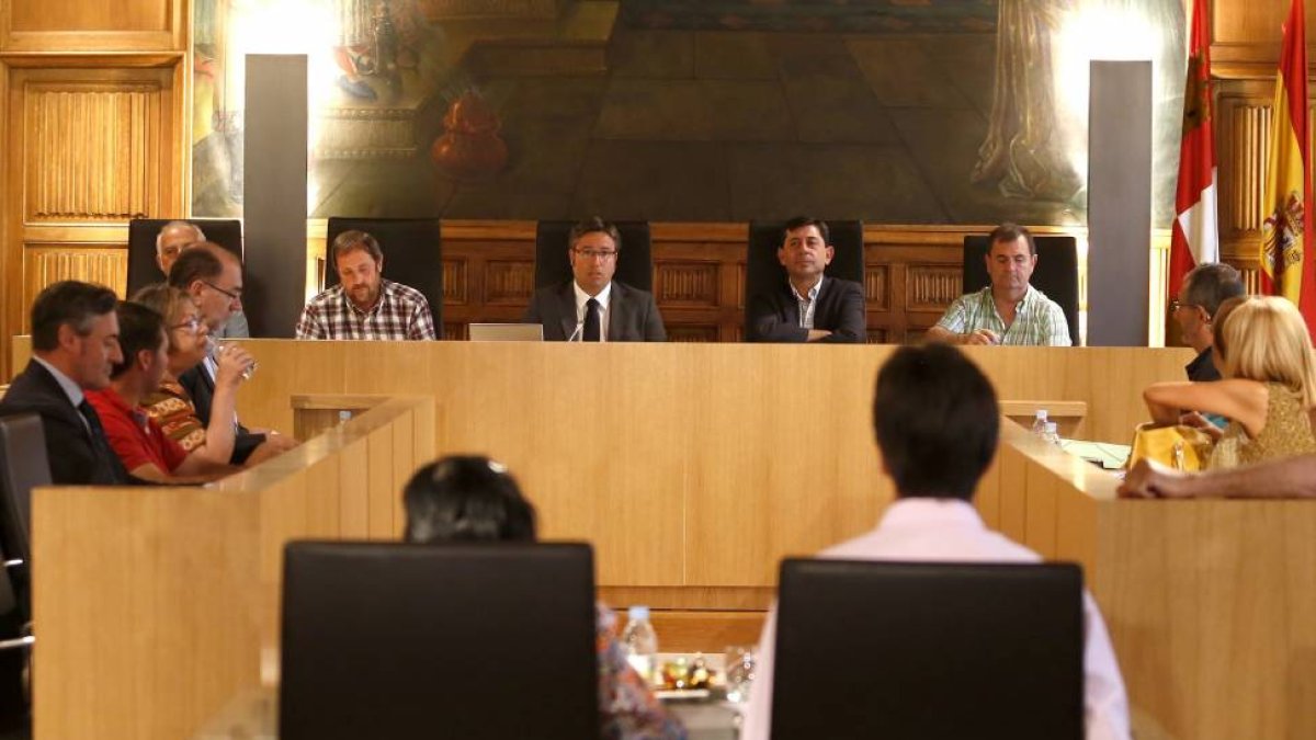 El presidente de la Diputación de León, Emilio Orejas, preside la última sesión plenaria de la institución provincial de este mandato-Ical
