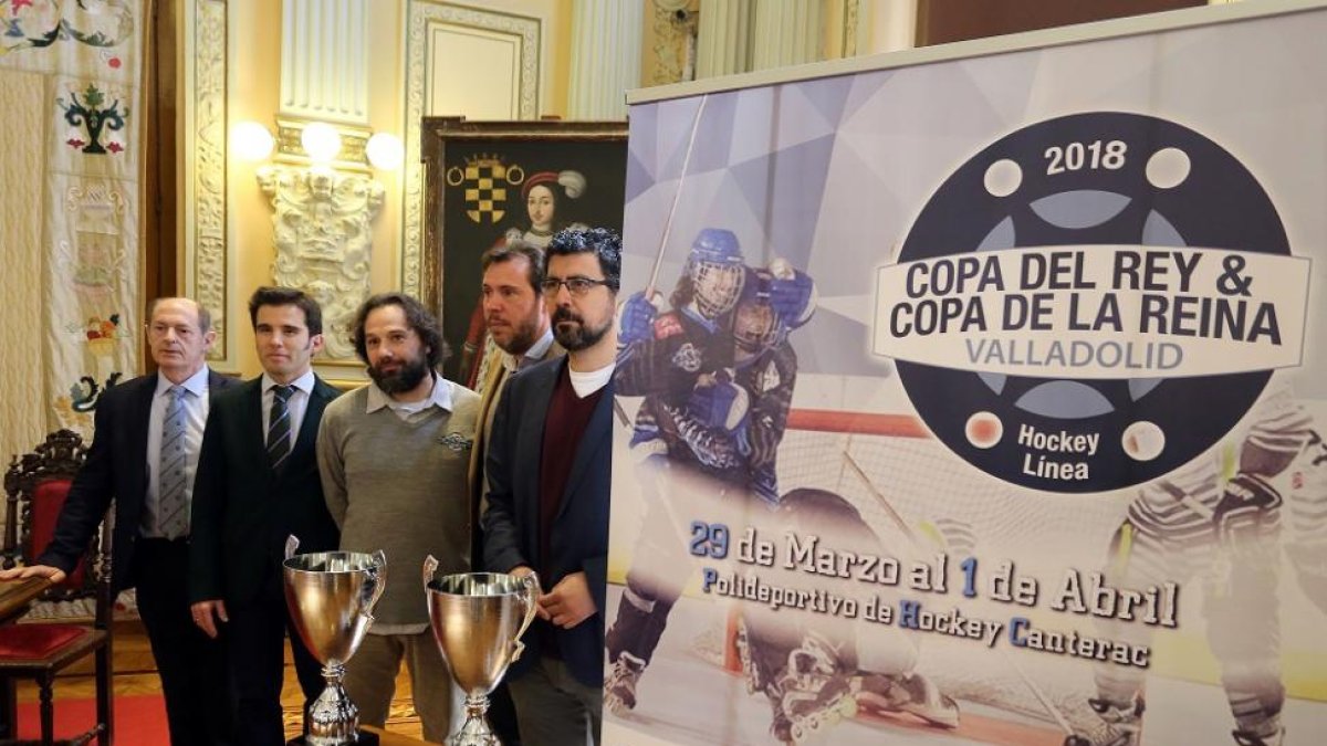 El alcalde de Valladolid, Óscar Puente, y el concejal de Deportes, Alberto Bustos (D), presentan la Copa del Rey y de la Reina de Hockey-Línea junto al presidente del Club Patinaje en Línea Valladolid, Ángel Ruiz (C)-ICAL
