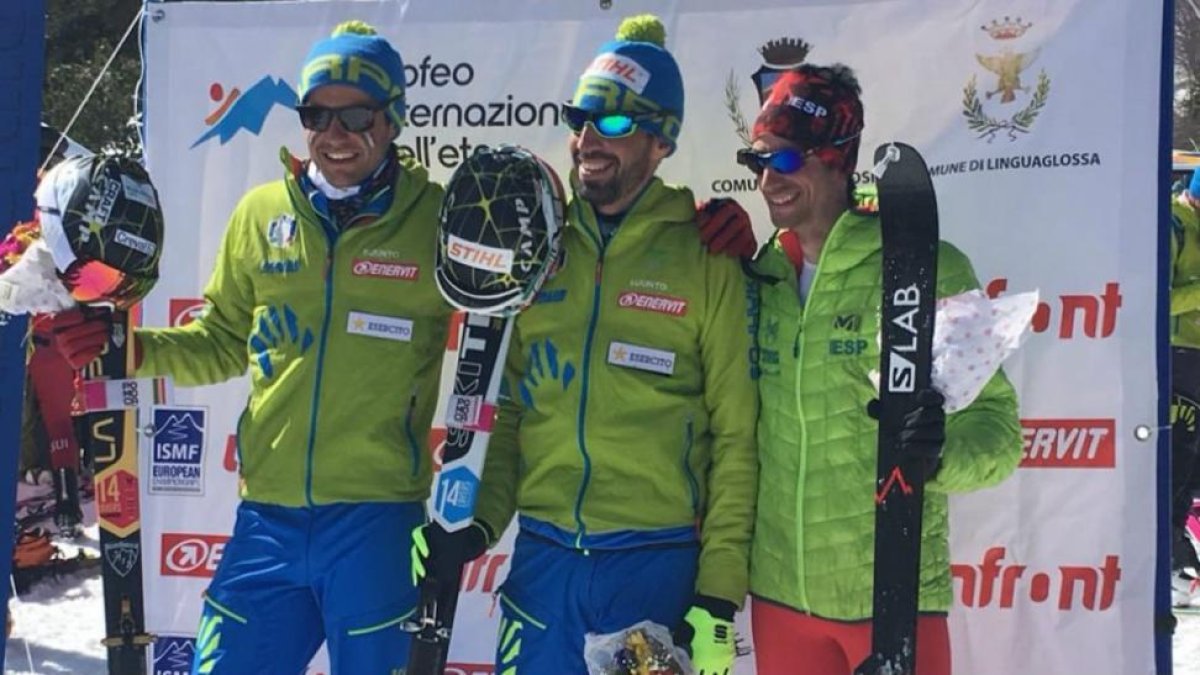 Kilian Jornet (a la derecha), en el podio.-/ CSD