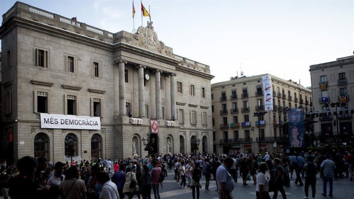 Una pancarta el lema
