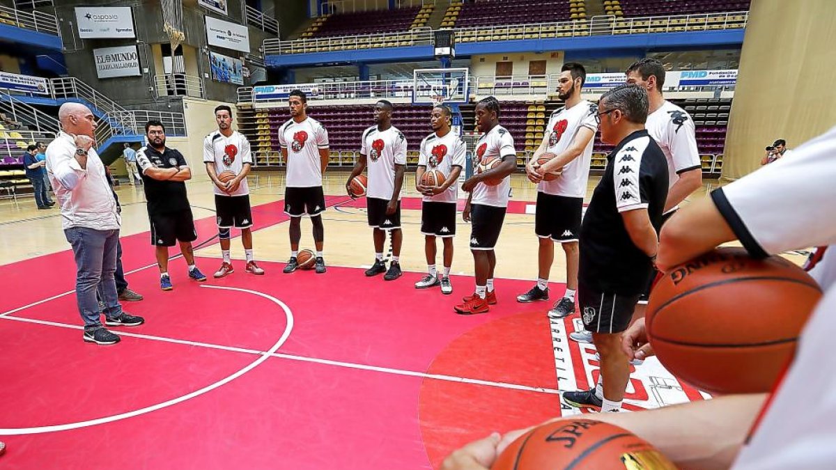 Mike Hansen da la bienvenida a los jugadores del CBC junto al cuerpo técnico.-J.M. LOSTAU