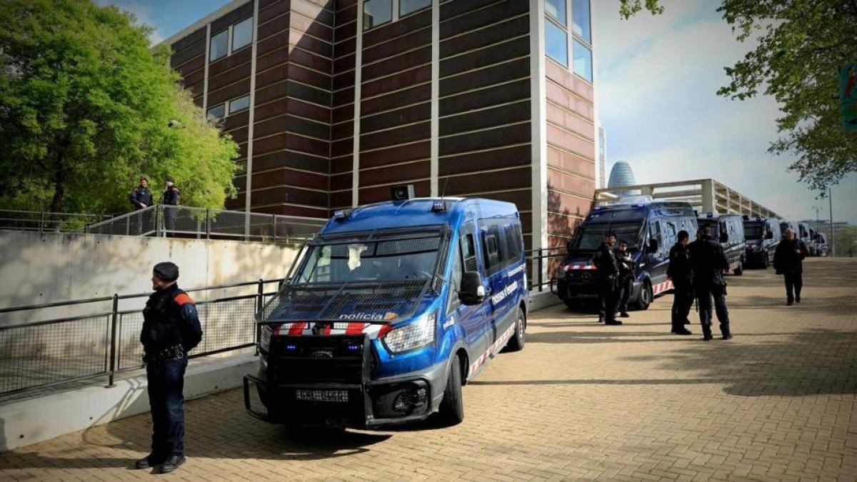 Los Mossos rodean el Auditori, donde el Rey acudirá al acto de entrega de despachos de los nuevos jueces.-FERRAN NADEU