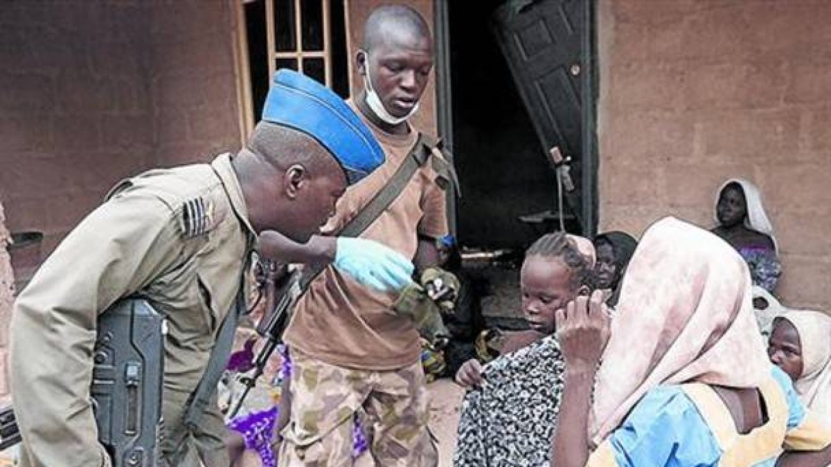 Un soldado nigeriano junto a algunas de las chicas rescatadas de las manos de Boko Haram.-Foto: EJÉRCITO NIGERIANO
