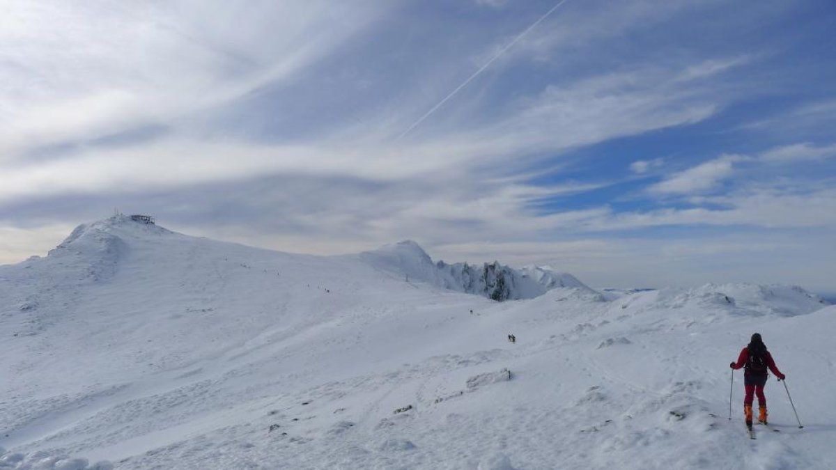 Un montañero avanza por el cordal nevado de la Sierra de Ayllón segoviana.-N. SÁEZ