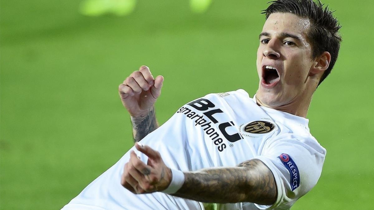Santi Mina celebra el primer gol del Valencia.-AFP