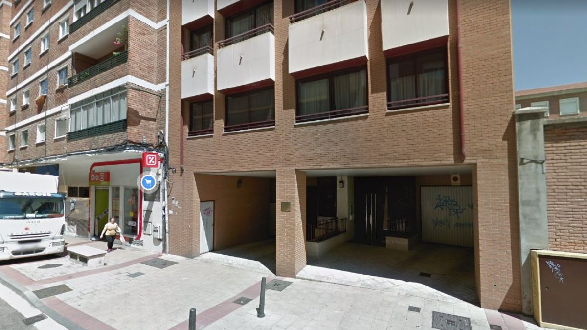 Portal de la calle Goya número 3 de Valladolid donde se produjo la agresión.- GGL STWV