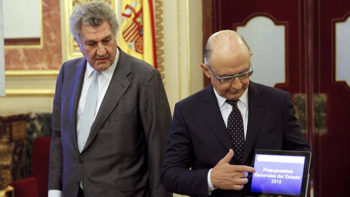 El ministro de Economía, Cristóbal Montoro muestra al presidente del Congreso de los Diputados, Jesús Posada, los Presupuestos Generales del Estado 2015-El Mundo