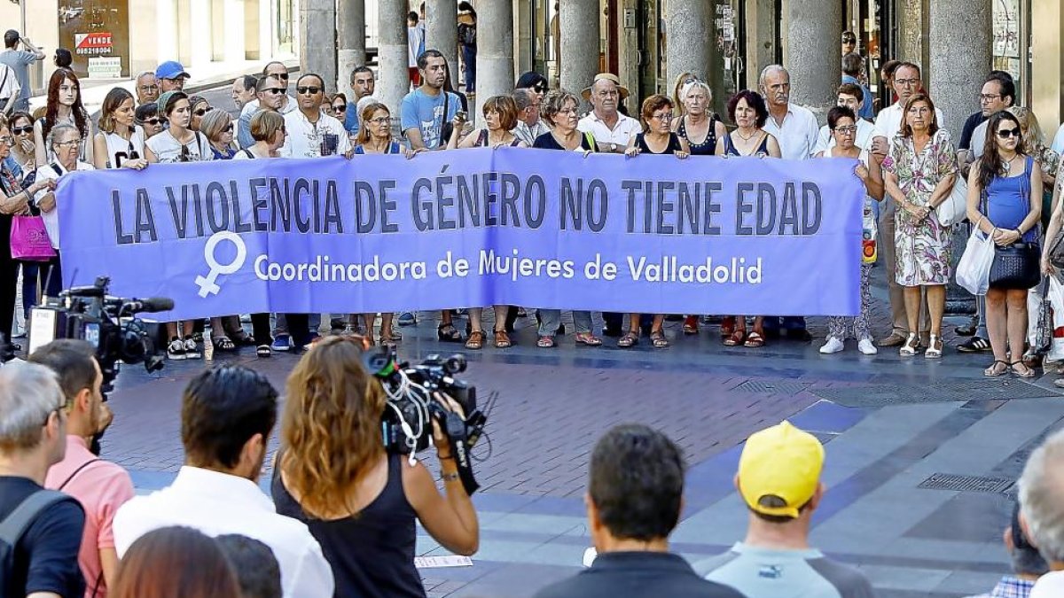 Concentrados en Fuente Dorada para expresar su repulsa por la violación y asesinato de la pequeña Sara, de 4 años.-J.M. LOSTAU