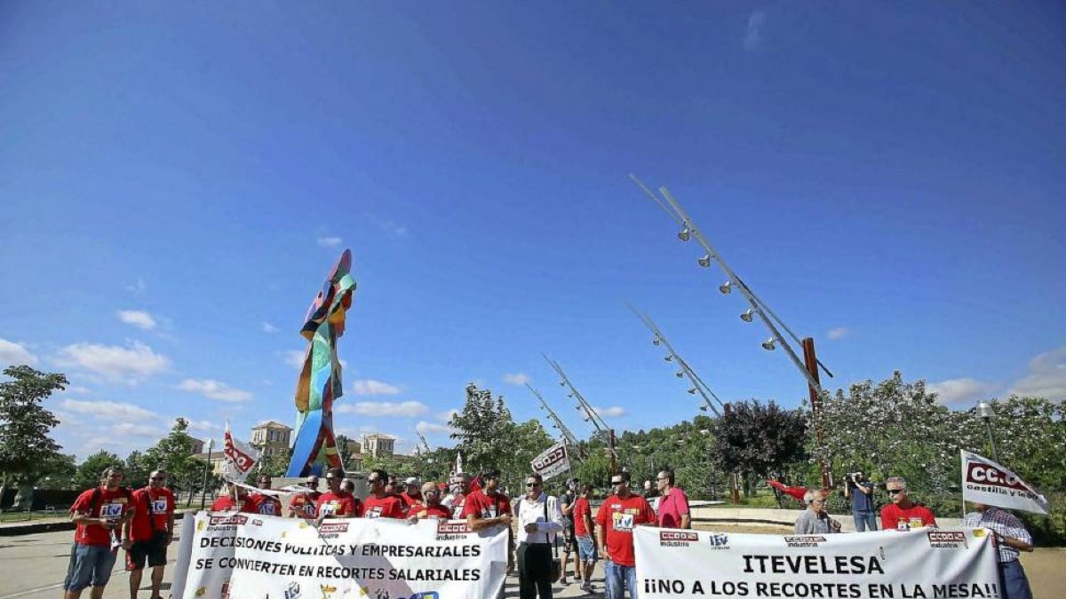 Trabajadores de Itevelesa manifestándose en el exterior de las Cortes de Castilla y León.-ICAL