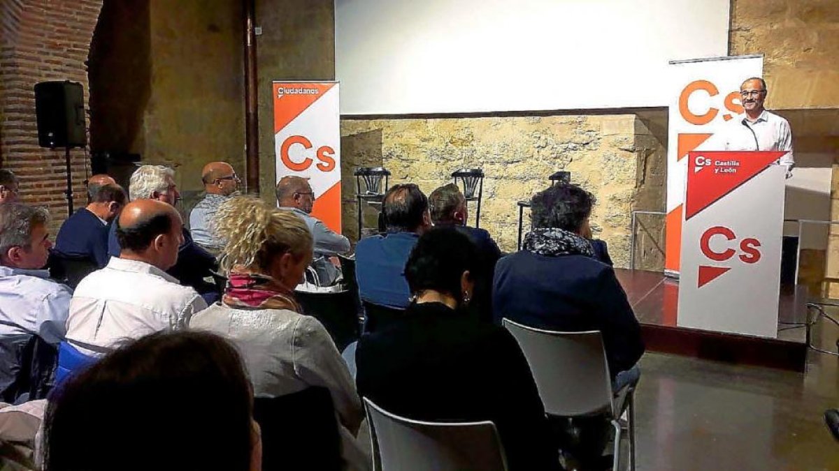 Luis Fuentes, durante su intervención en el acto celebrado ayer en León.-ICAL