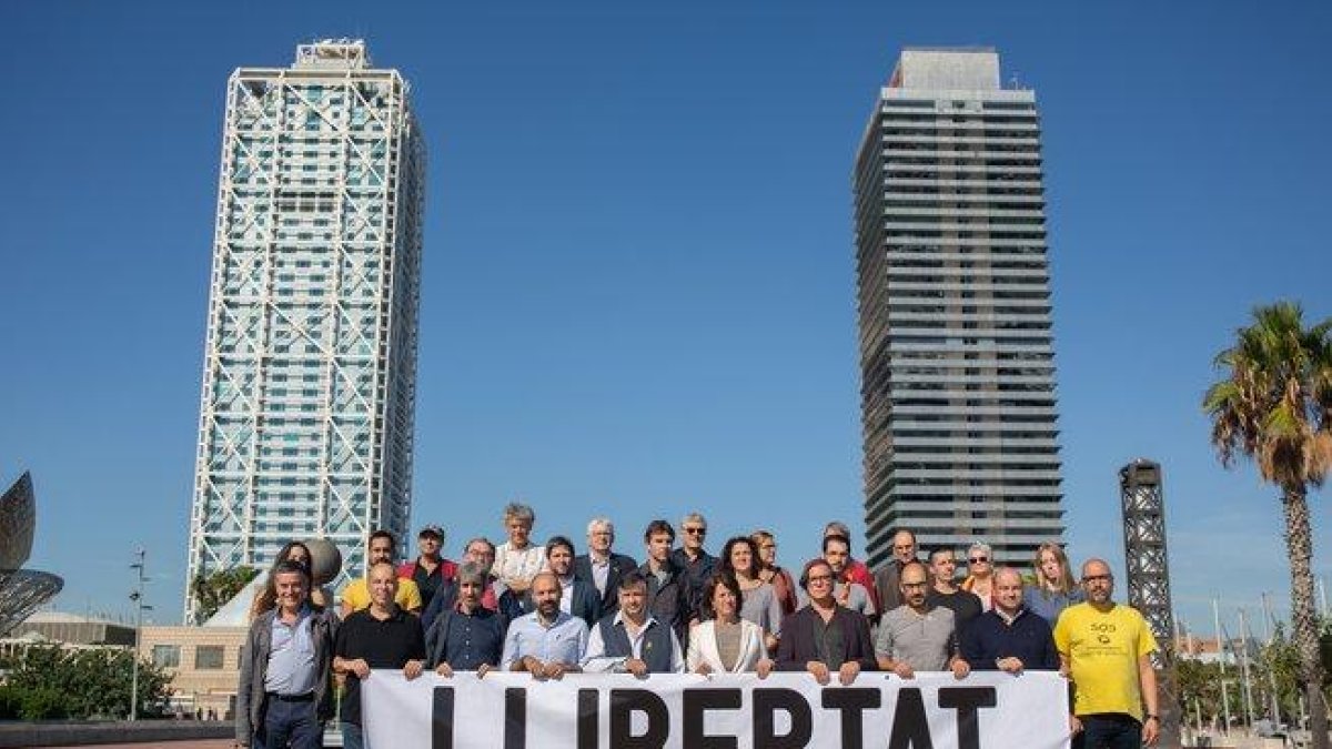 Los líderes de Òmnium y la ANC posan con representantes de las entidades adheridas a la manifestación soberanista.-EUROPA PRESS