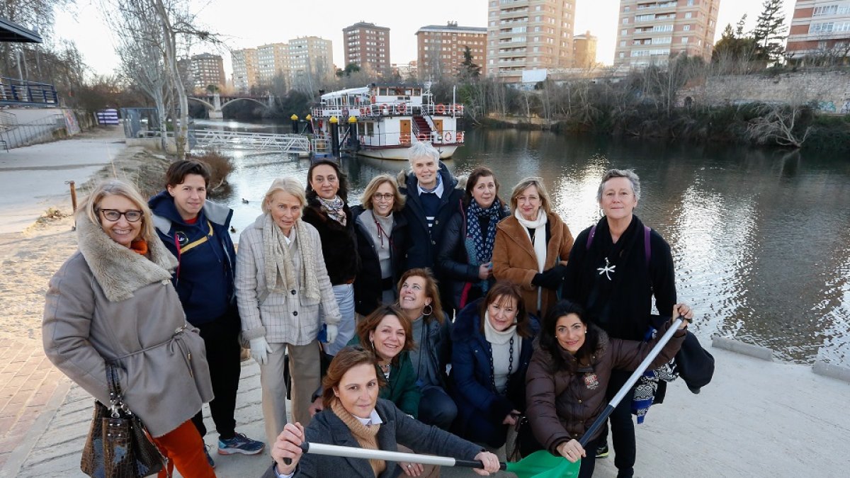 Las integrantes del equipo posan junto a la entrenadora, Patricia Coco, y a un integrante del Club Cisne. / J. M. LOSTAU