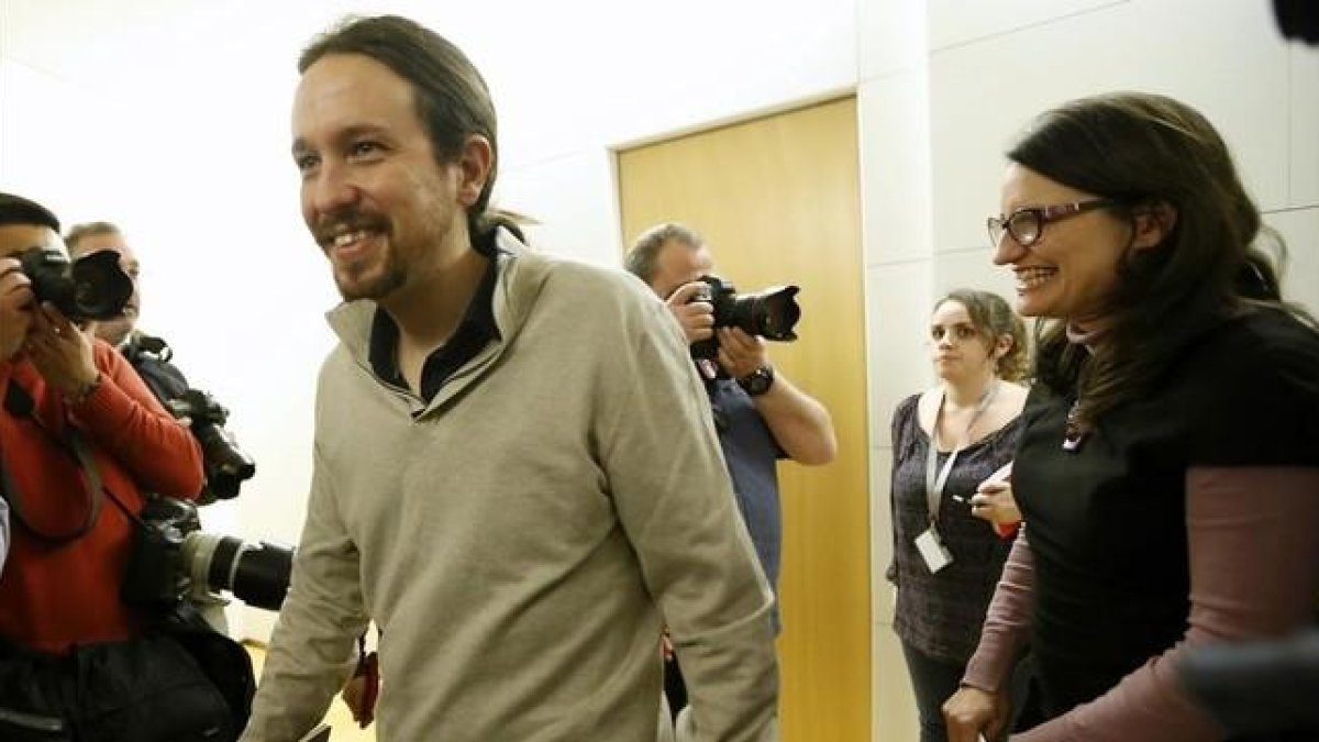 El líder de Podemos, Pablo Iglesias, junto a la jefa de Compromis, Monica Oltra, esta tarde en Congreso-JUAN MANUEL PRATS
