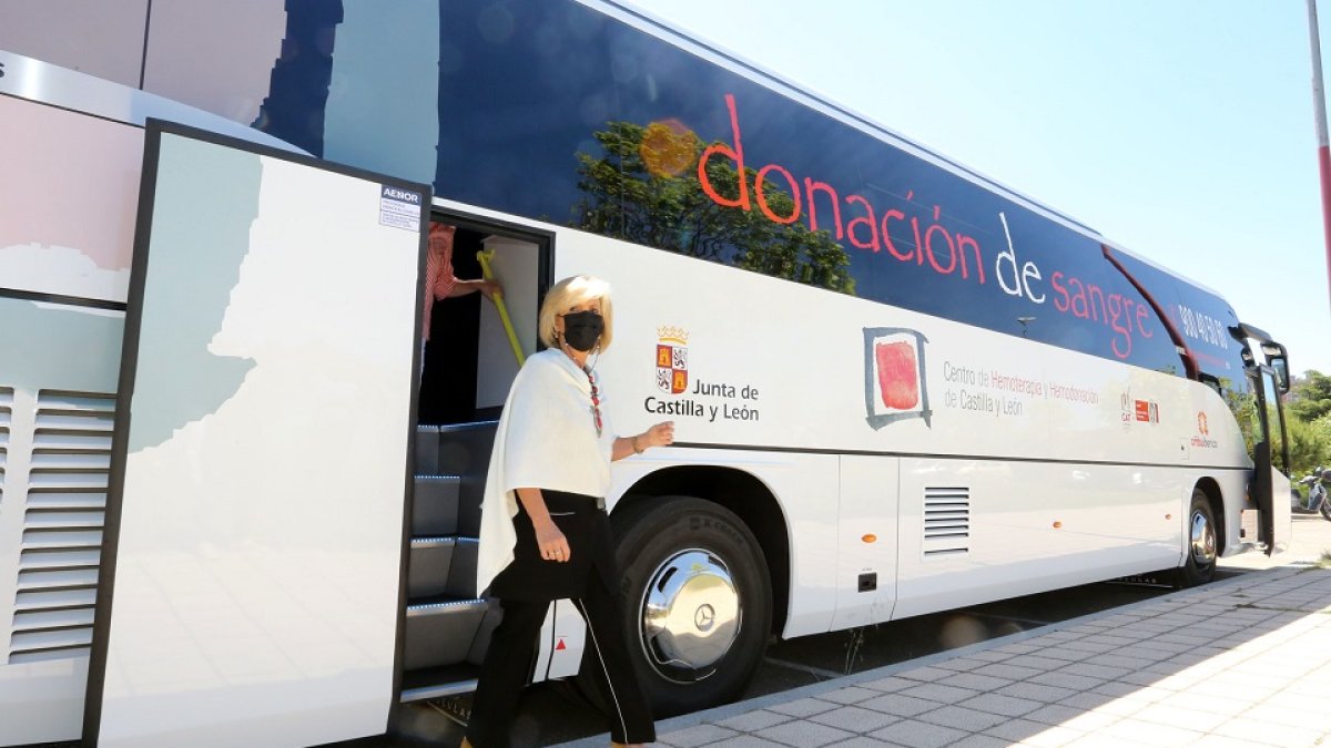 Verónica Casado, durante la presentación de los nuevos autobuses del Centro de Hemoterapia y Hemodonación.- ICAL