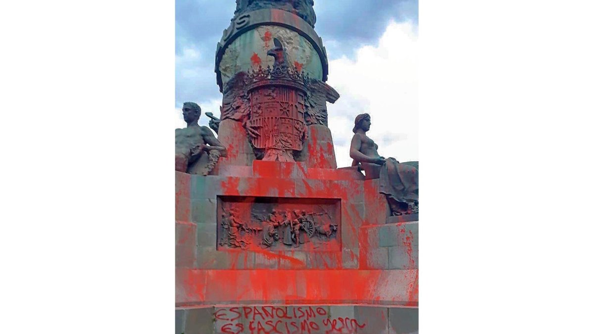 Pintadas contra el día de la Hispanidad, en el monumento a Cristóbal Colón en la plaza Colón de Valladolid. - PHITOGENIC/JORGE