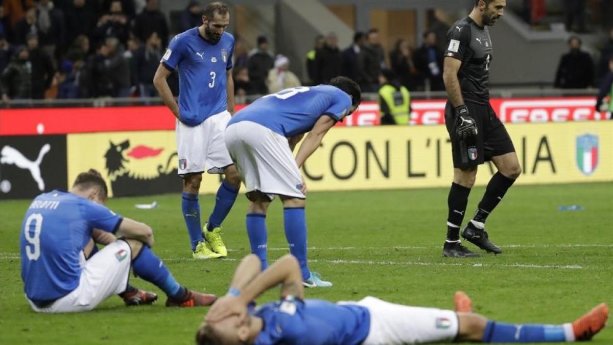 Los jugadores italianos, abatidos tras caer eliminados.-/ AP / LUCA BRUNO
