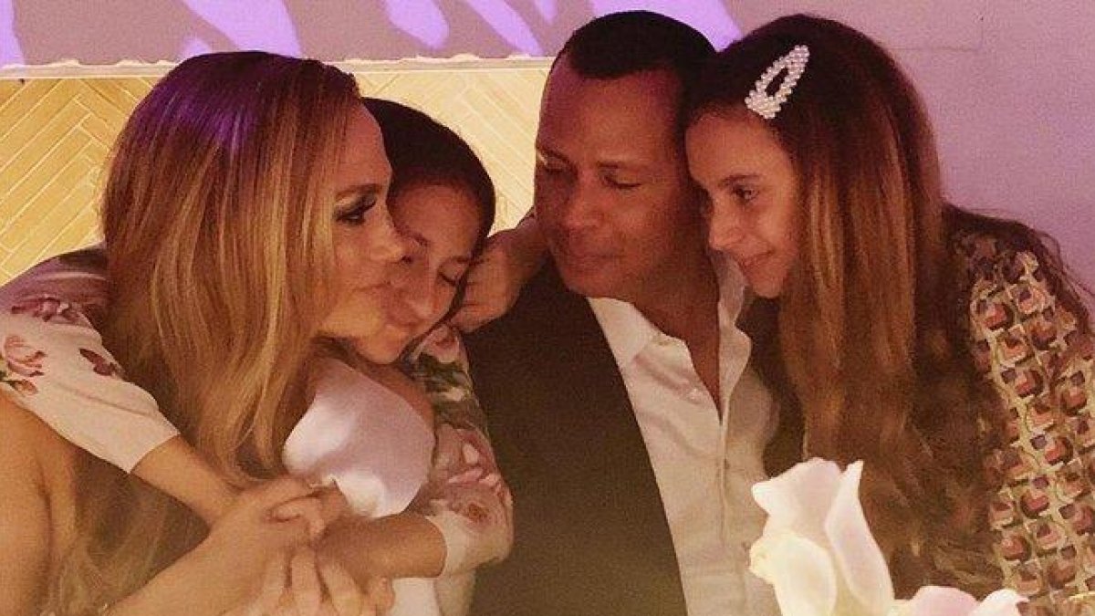 La cantante ha compartido varias imágenes de la velada a la que han acudido familiares y amigos de la pareja.-INSTAGRAM