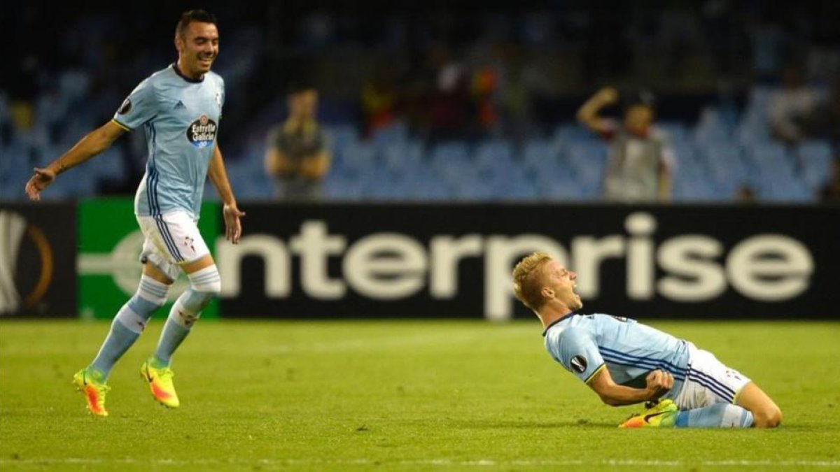 Wass y Aspas celebran el gol ante el Panathinaikos en la Europa League.-MIGUEL RIOPA