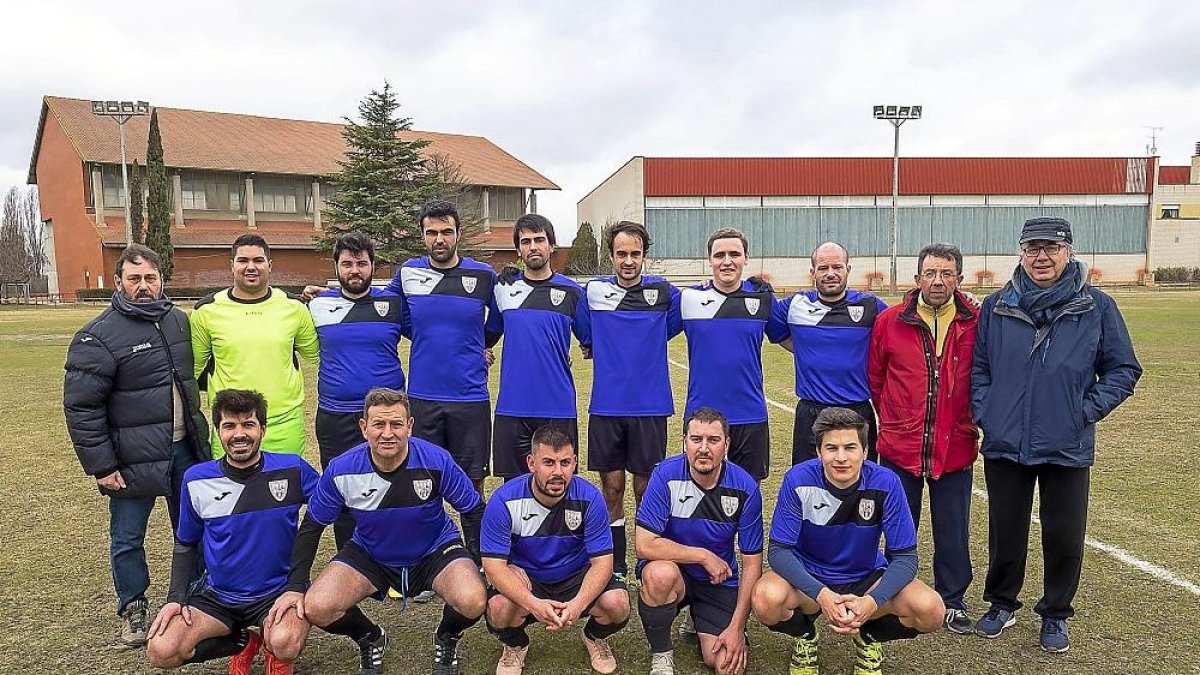 La formación del CD Derecho, que jugó el pasado domingo contra Cigales, junto a la directiva en el campo de Fuente La Mora.-PABLO REQUEJO