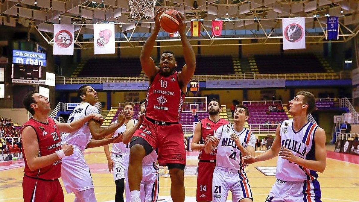 Aboubacar captura un rebote en el último duelo jugado ante Melilla.-J. M. LOSTAU