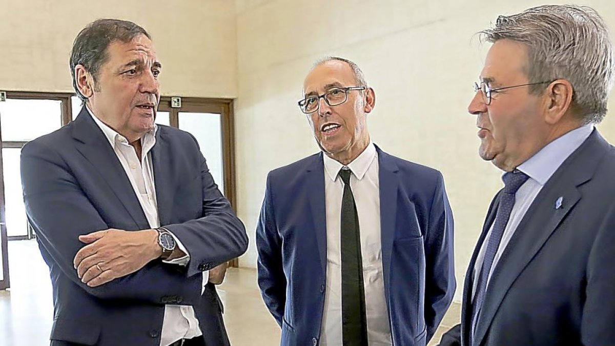 Antonio María Sáez Aguado, Jesús Murias y Francisco del Amo conversan antes del acto.-ICAL