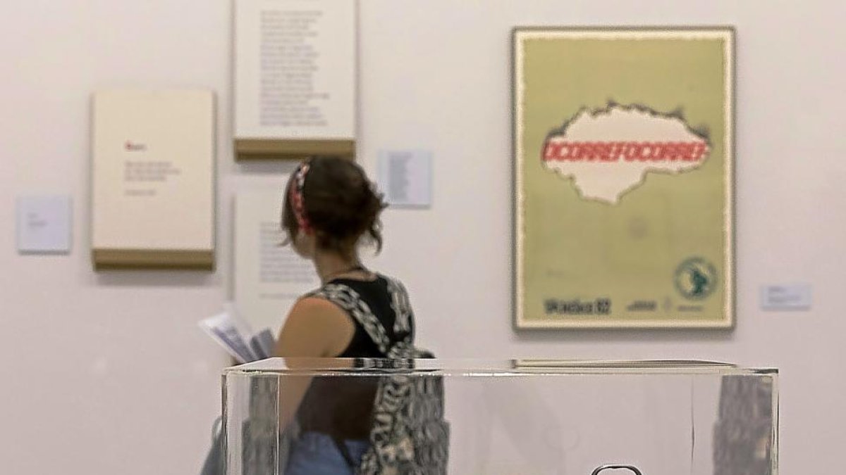 Una joven observa al fondo un poema de Brossa, mientras en primer plano luce un detalle de su obra.-PABLO REQUEJO