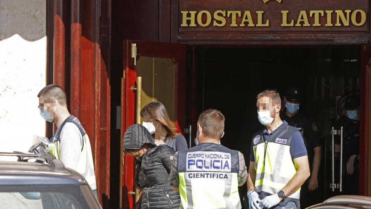 Detención de una mujer en la macrorredada del Latino.- J. M. LOSTAU