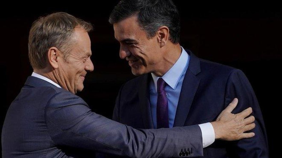 El presidente del Consejo Europeo, Donald Tusk, y el presidente español, Pedro Sánchez, se saludan durante un encuentro en Madrid el 6 de junio.-JOSÉ LUIS ROCA