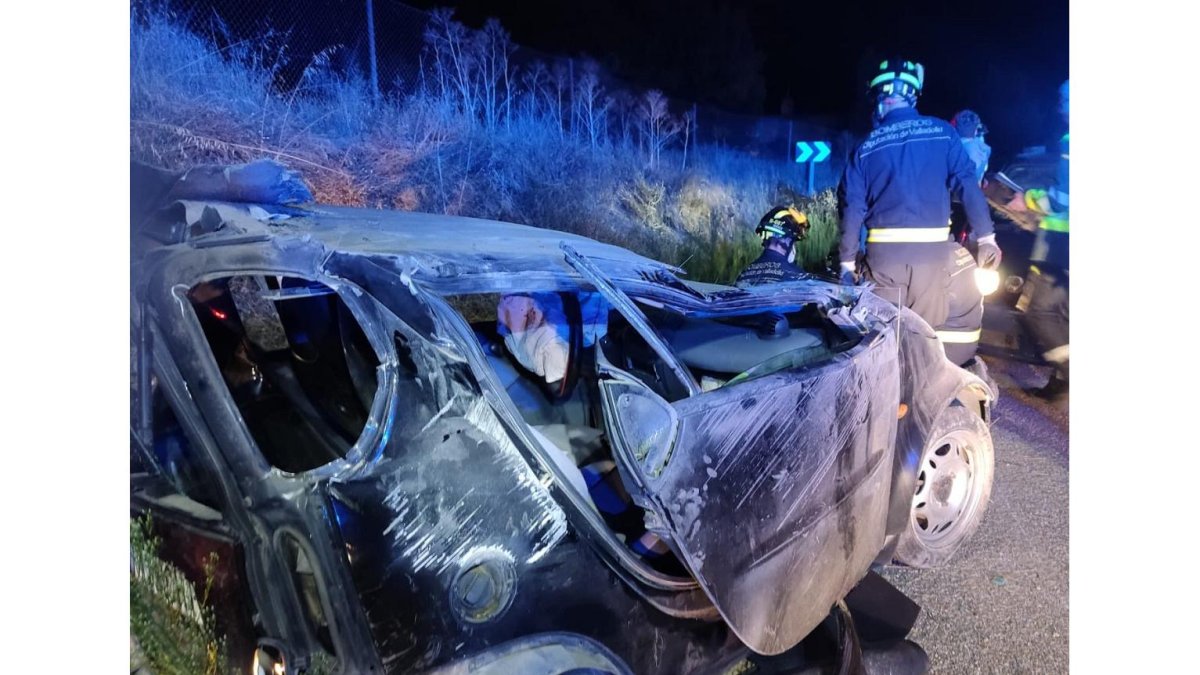 Estado del vehículo que volcó con dos menores, de 15 y 16 años, en Villanubla. -BOMBEROS DIPUTACIÓN VALLADOLID