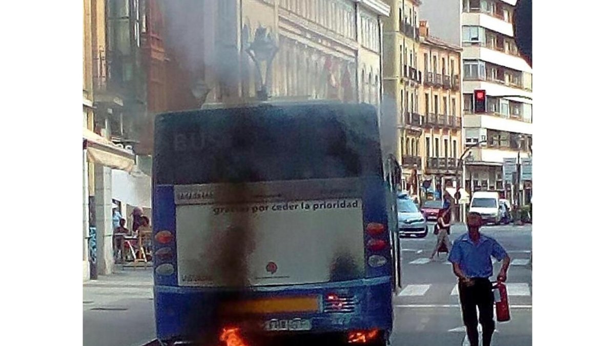El conductor trata de apagar el fuego con el extintor.-EL MUNDO