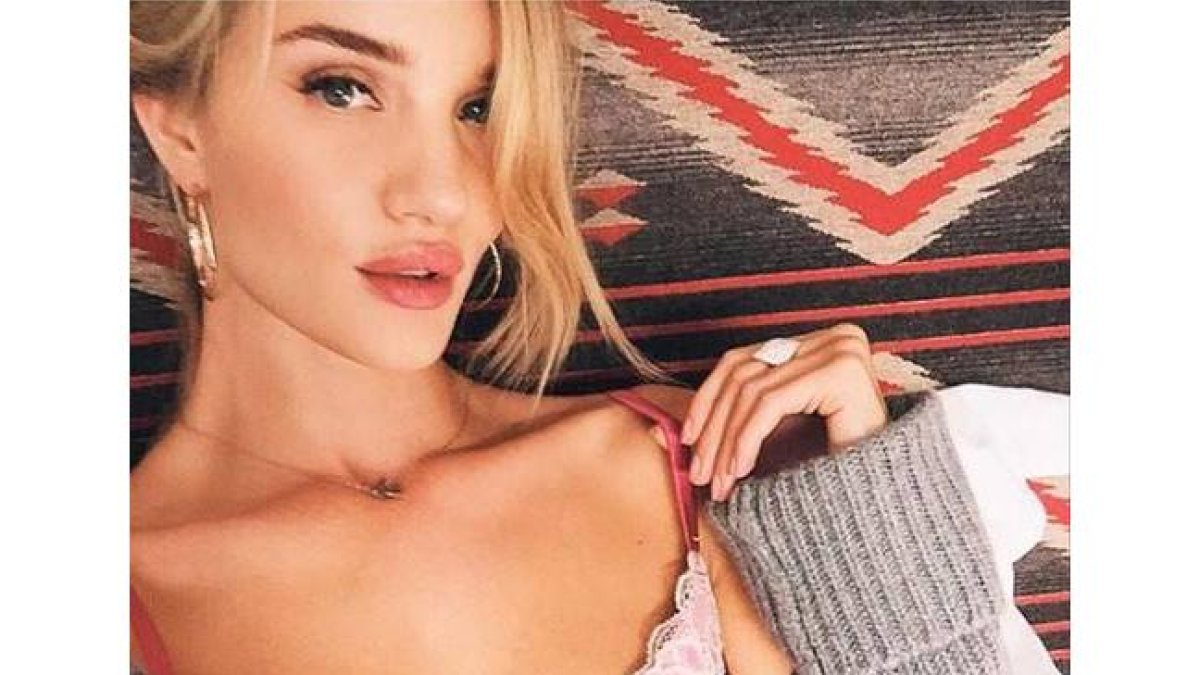Rosie Huntington enseña el tirante del sujetador contra el cáncer de mama.-NSTAGRAM