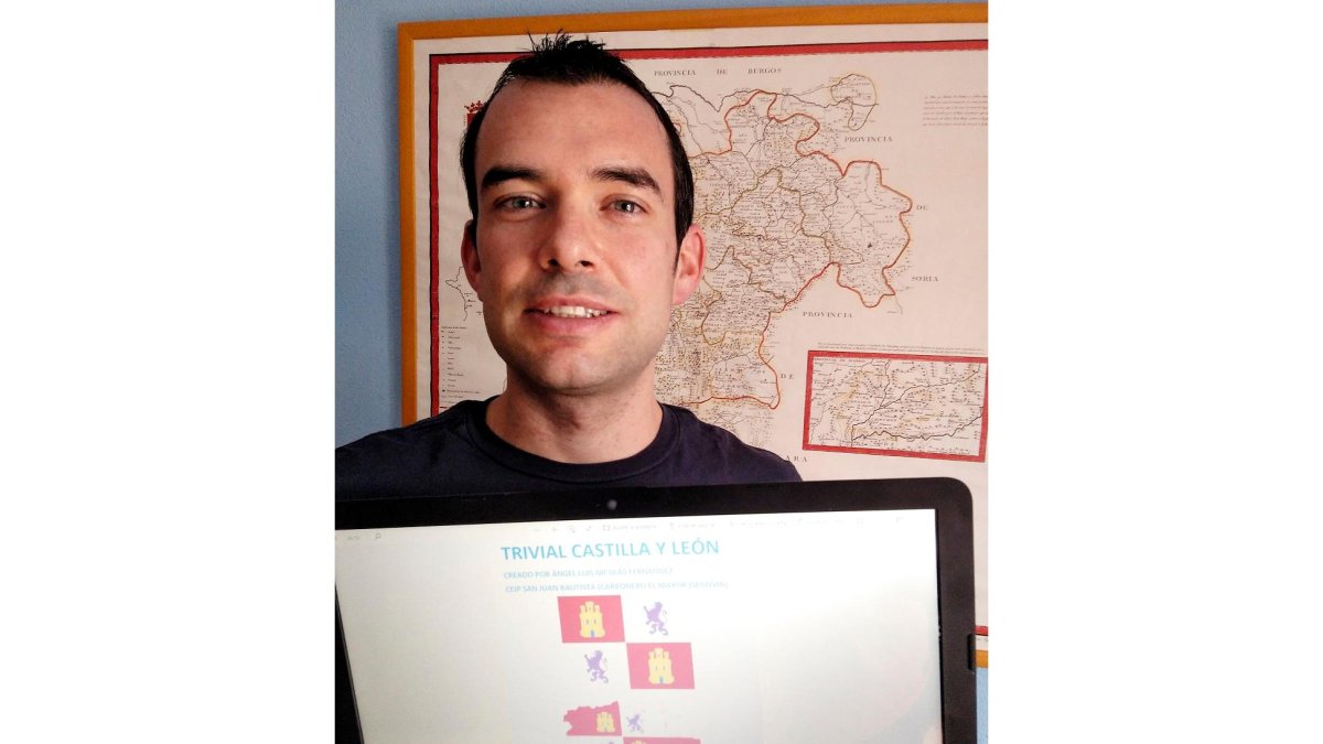 Ángel Luis Nicolás, muestra el trivial de Castilla y León. EL MUNDO