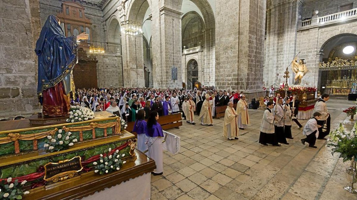 Los pasos de la ‘Virgen de laAlegría’ y ‘Jesús de laEsperanza’ en la Catedral de Valladolid durante la celebración de la Misa Pascual.-P. REQUEJO