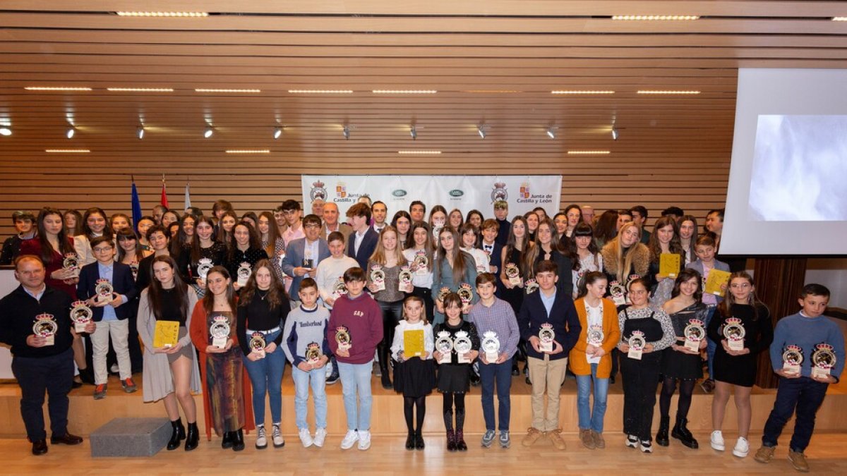 Fotografía de todos los galardonados en la gala de la hípica regional. / E. M.